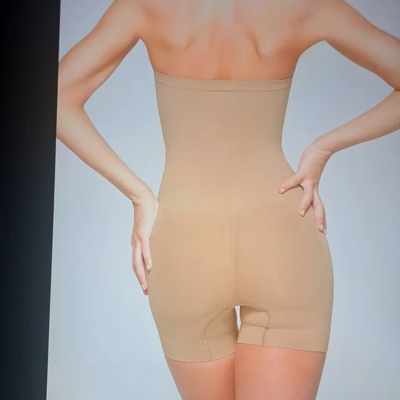 XSMALL     SKIMS STRAPLESS SHORTIE BODYSUIT - Picture 3 of 7